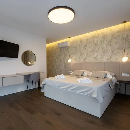 Moonlit Mirage With Pool, Gym And Sauna - Five Bedroom With Pool *