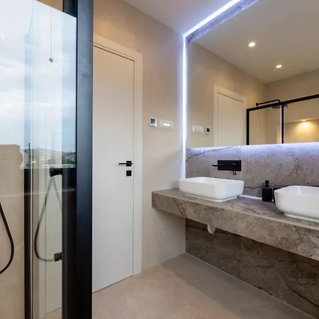 Moonlit Mirage With Pool, Gym And Sauna - Five Bedroom With Pool Kastela
