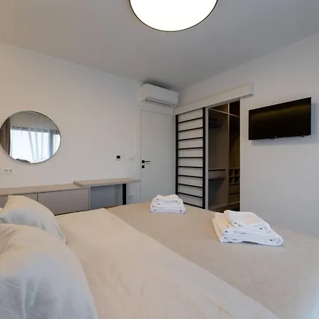 Moonlit Mirage With Pool, Gym And Sauna - Five Bedroom With Pool Kastela