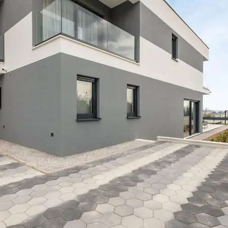 Moonlit Mirage With Pool, Gym And Sauna - Five Bedroom With Pool Kastela