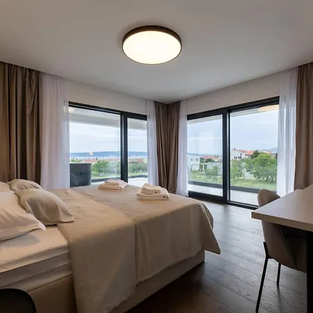 Moonlit Mirage With Pool, Gym And Sauna - Five Bedroom With Pool Kastela