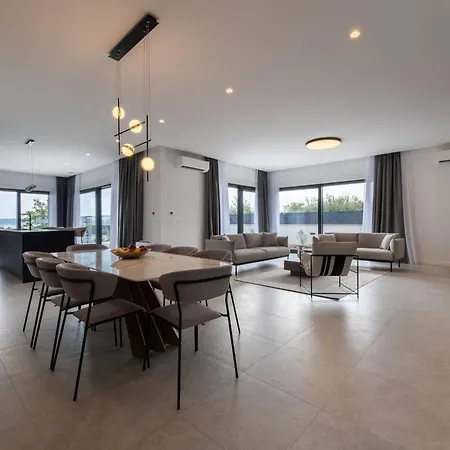 Moonlit Mirage With Pool, Gym And Sauna - Five Bedroom With Pool *